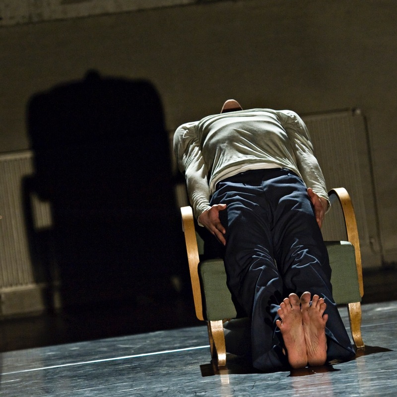 VIHREÄ NOJATUOLI (2010): Nykytanssiteos, koreografia Petri Kekoni. (Kuva Johanna Tirronen)