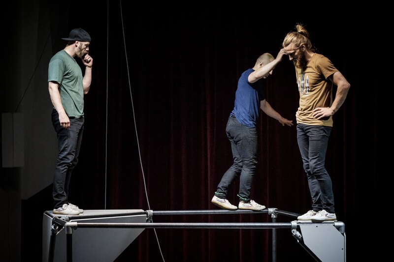 MIESTEN VÄLISIÄ SYVÄLLISIÄ KESKUSTELUJA (2018): Parkouria, akrobatiaa, tanssia ja teatteria yhdistelevä teos. (Kuva Samppa Erkkilä)