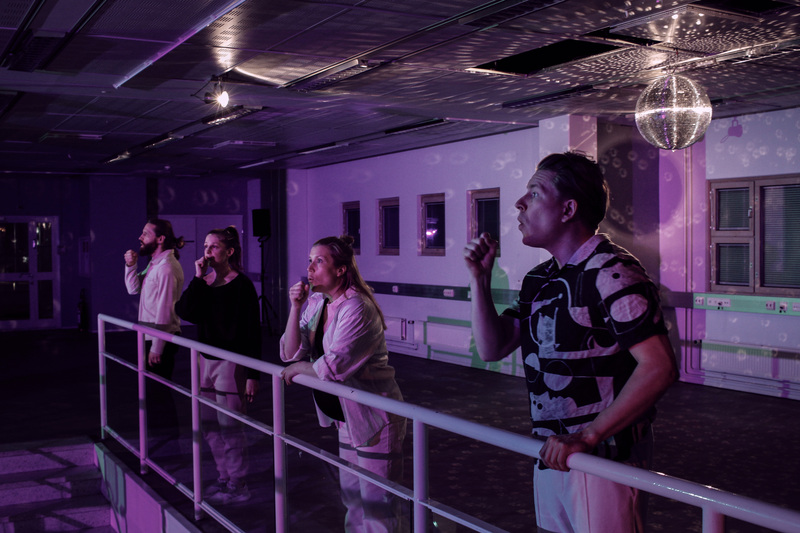 TYHJYYS (2023): Nykyteatteriteos tyhjyyden tunteesta ja universumin poreilusta. Lepo-kollektiivi. (Kuva Titta Toivanen)