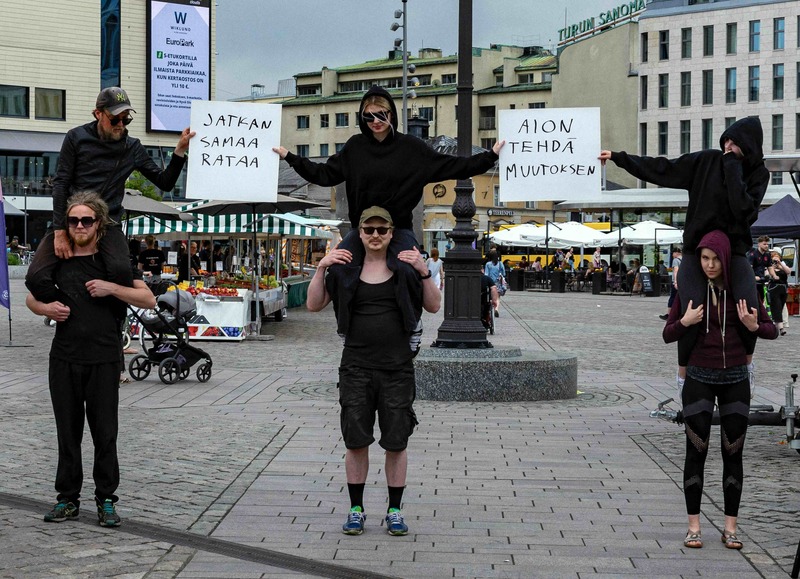 GATUGALLUP (2024): Kadulla tapahtuva performanssi ja gallup. (Kuva Matti Helén)